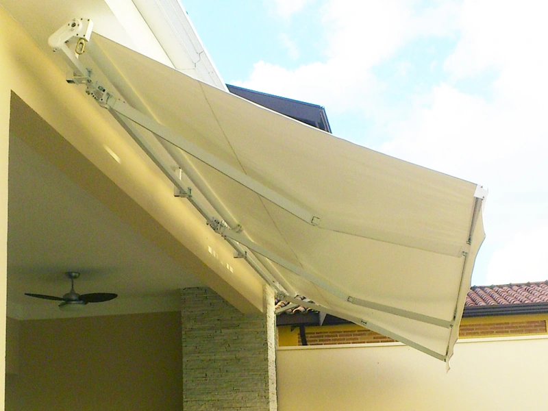 Instalação de toldo articulado residencial em Campinas - Toldos Alianza